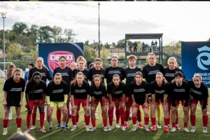 吴澄舒、王妍雯所在的第戎女足面临解散，在法甲赛前遮挡队徽抗议