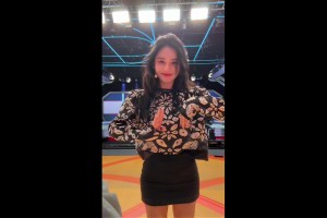 嘚瑟！美娜晒湖人赢球以后浪舞视频：赢了 给大伙抽象一段