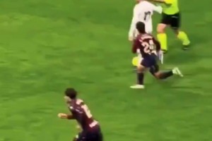 现场球迷吐槽：这场比赛姆巴佩太喜欢粘球了