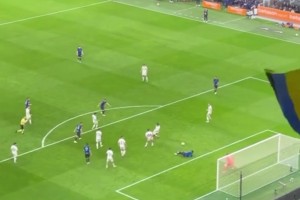 镜头已拿不稳！国米让二追三瞬间，整个梅阿查球场陷入疯狂