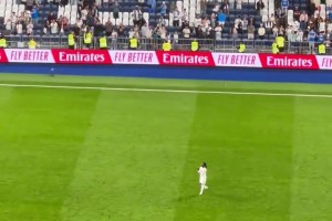 欧冠染红葬送比赛！卡马文加赛后向皇马球迷鼓掌并请求原谅