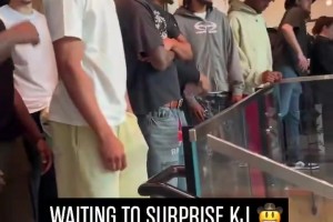 哈哈这波人氛围太好！马刺全队佩戴牛仔帽贺约翰逊获最佳第六人