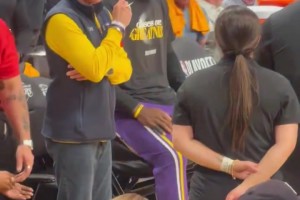 能再下一城吗？对阵火箭赛前，詹姆斯在板凳席上冥想！