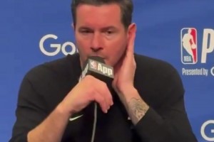 这是什么默契？詹姆斯：我只需看着斯玛特，他就能知道我要说什么