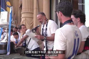 武林人士！名场面：莱万完美发力掀翻孔帕尼！